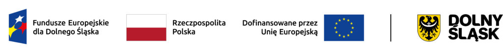 logotypy kolejno: Fundusze Europejskie dla Dolnego Śląska (trzy gwiazdki: biała, żółta i czerwona na niebieskim tle), flaga Rzeczpospolitej Polskiej, Flaga Unii europejskiej (żółte gwiazdki ułożone w okręgu na niebieskim tle) oraz herb Województwa Dolnośląskiego (czarny orzeł na żółtym tle).
