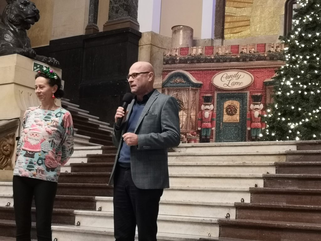 Dwie osoby wypowiadają się na schodach.