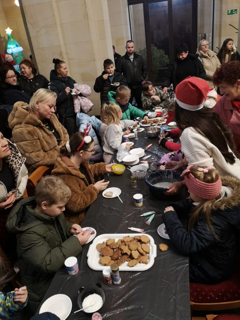 Dzieci bawią się przy stole.