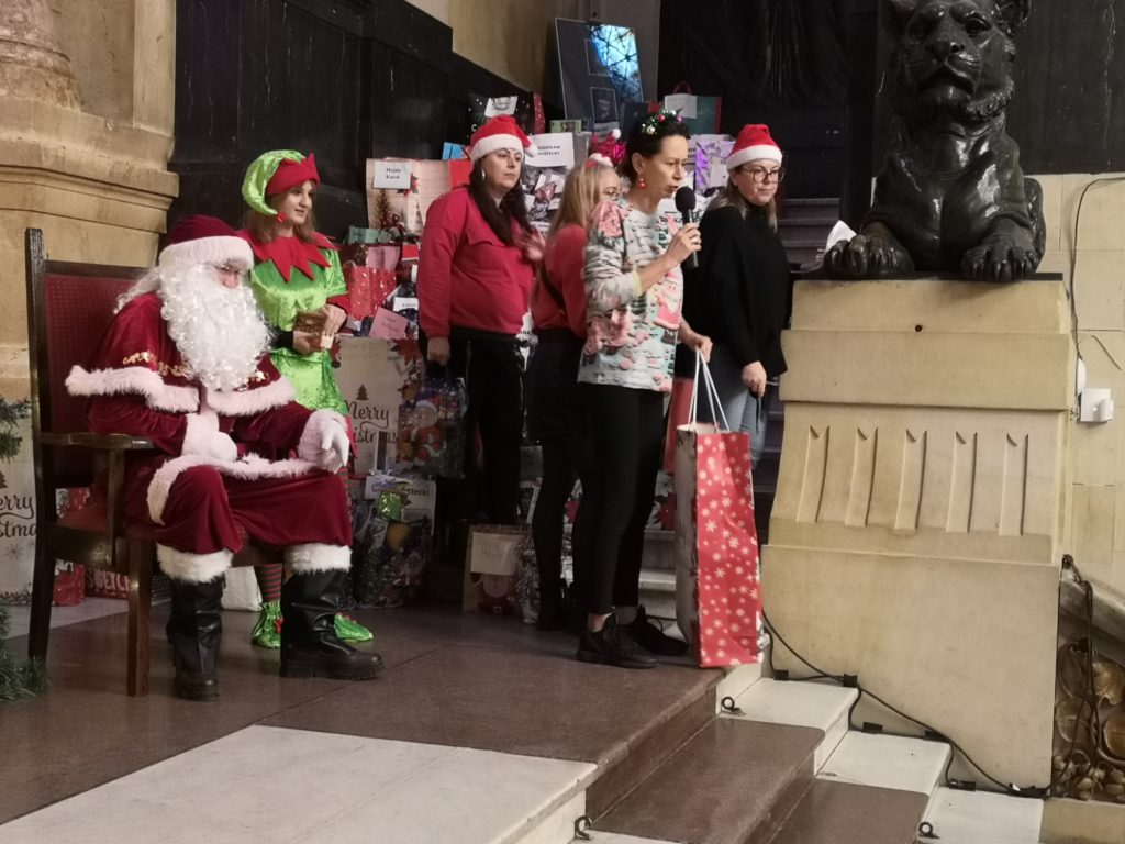 Grupa ludzi śpiewa.