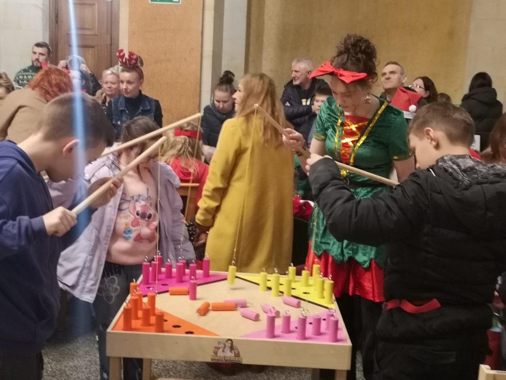 Dzieci bawią się przy stole.