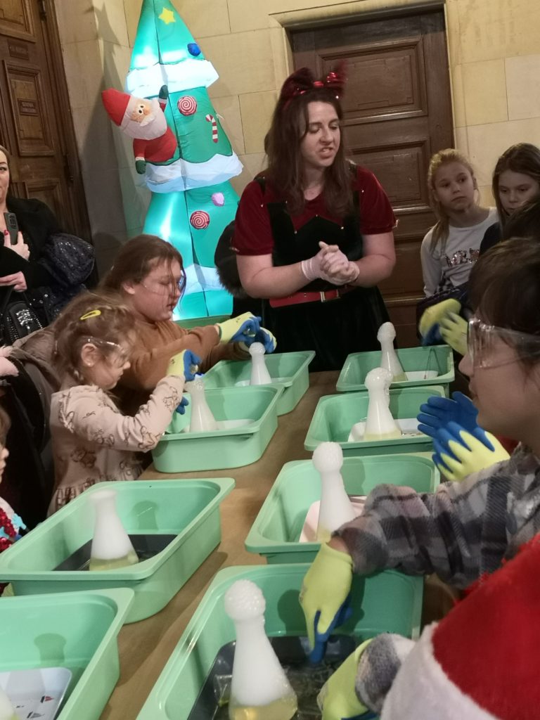 Dzieci bawią się przy stole.