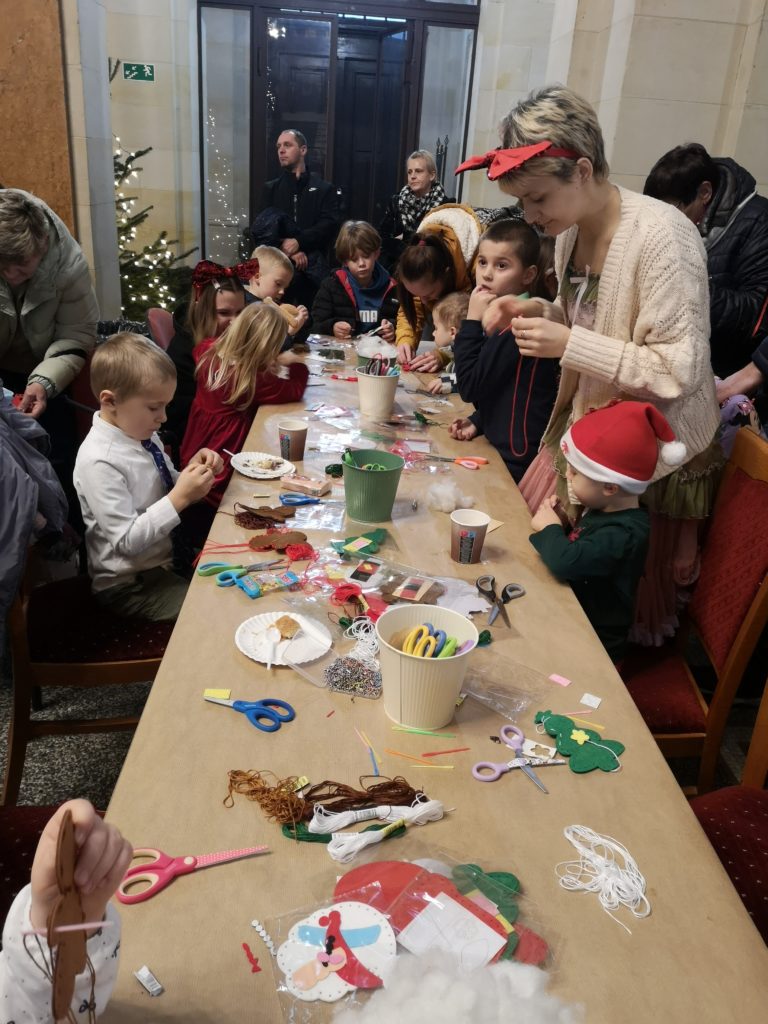 Dzieci bawią się przy stole.