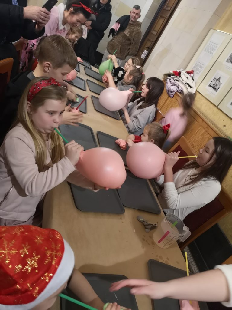 Dzieci bawią się przy stole.