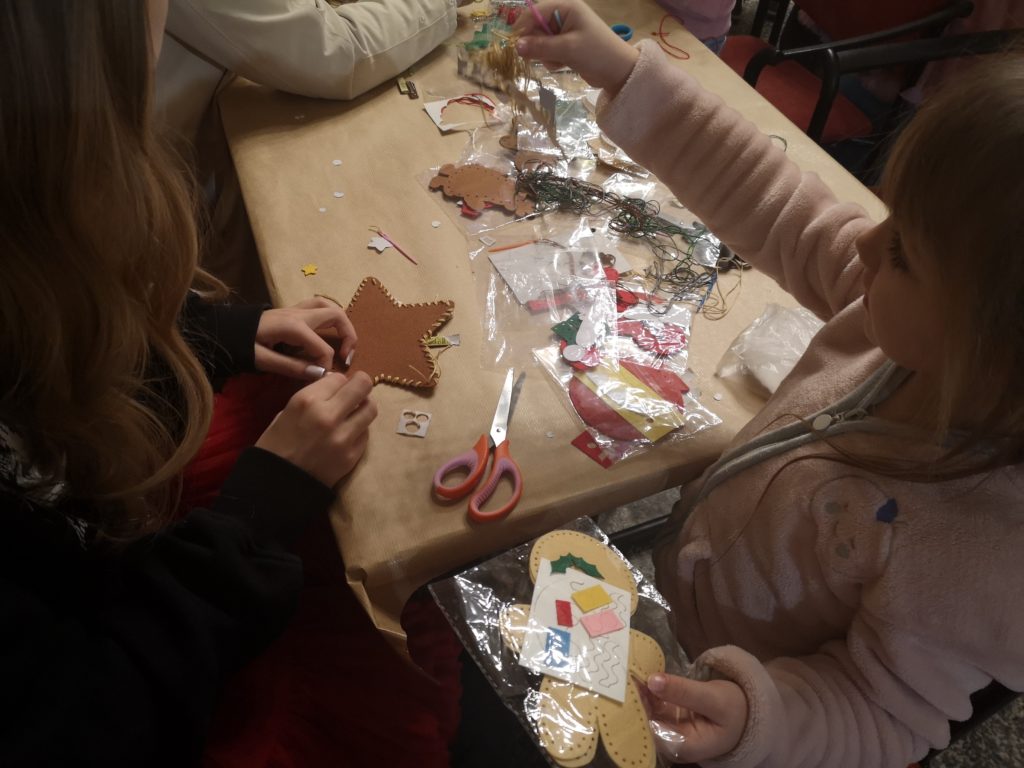 Dzieci bawią się przy stole.