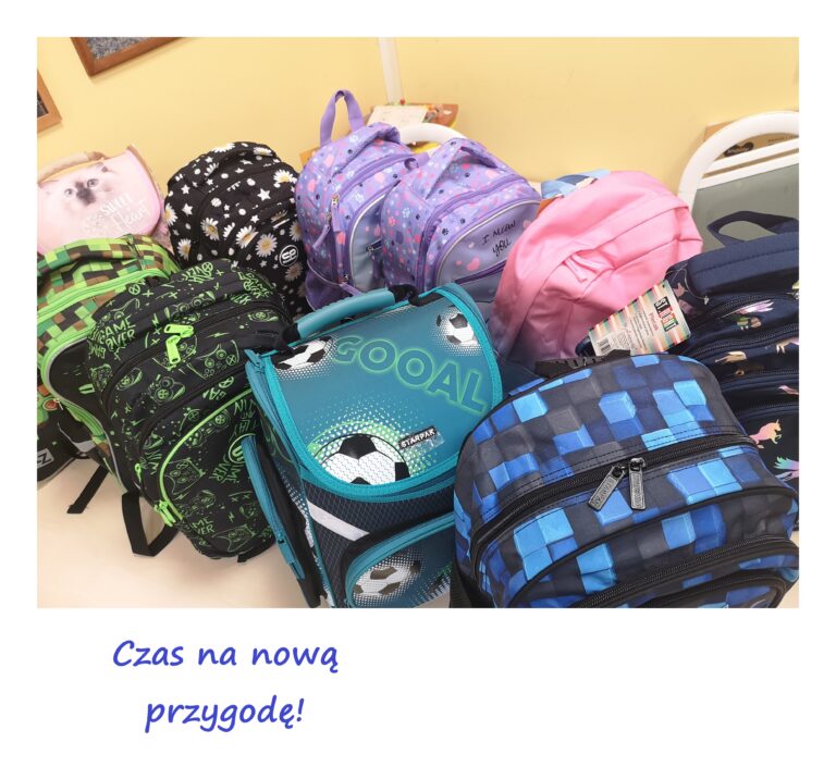 kilka kolorowych plecaków leży na ziemi